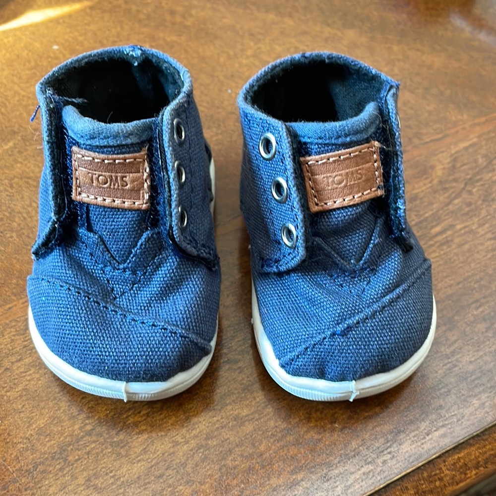 Toms baby shoes size T2